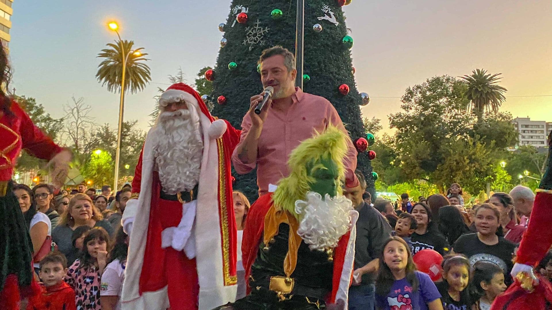 Comenzamos a celebrar la Navidad con el encendido de las luces de un gigantesco árbol en Plaza Ñuñoa