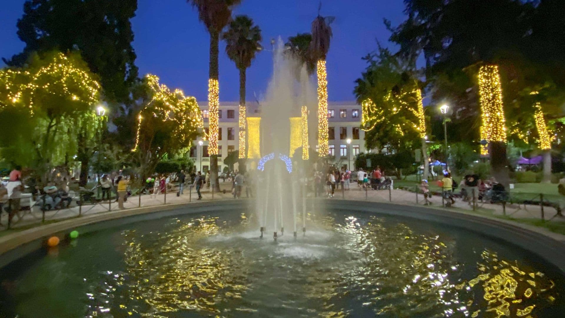 Comenzamos a celebrar la Navidad con el encendido de las luces de un gigantesco árbol en Plaza Ñuñoa