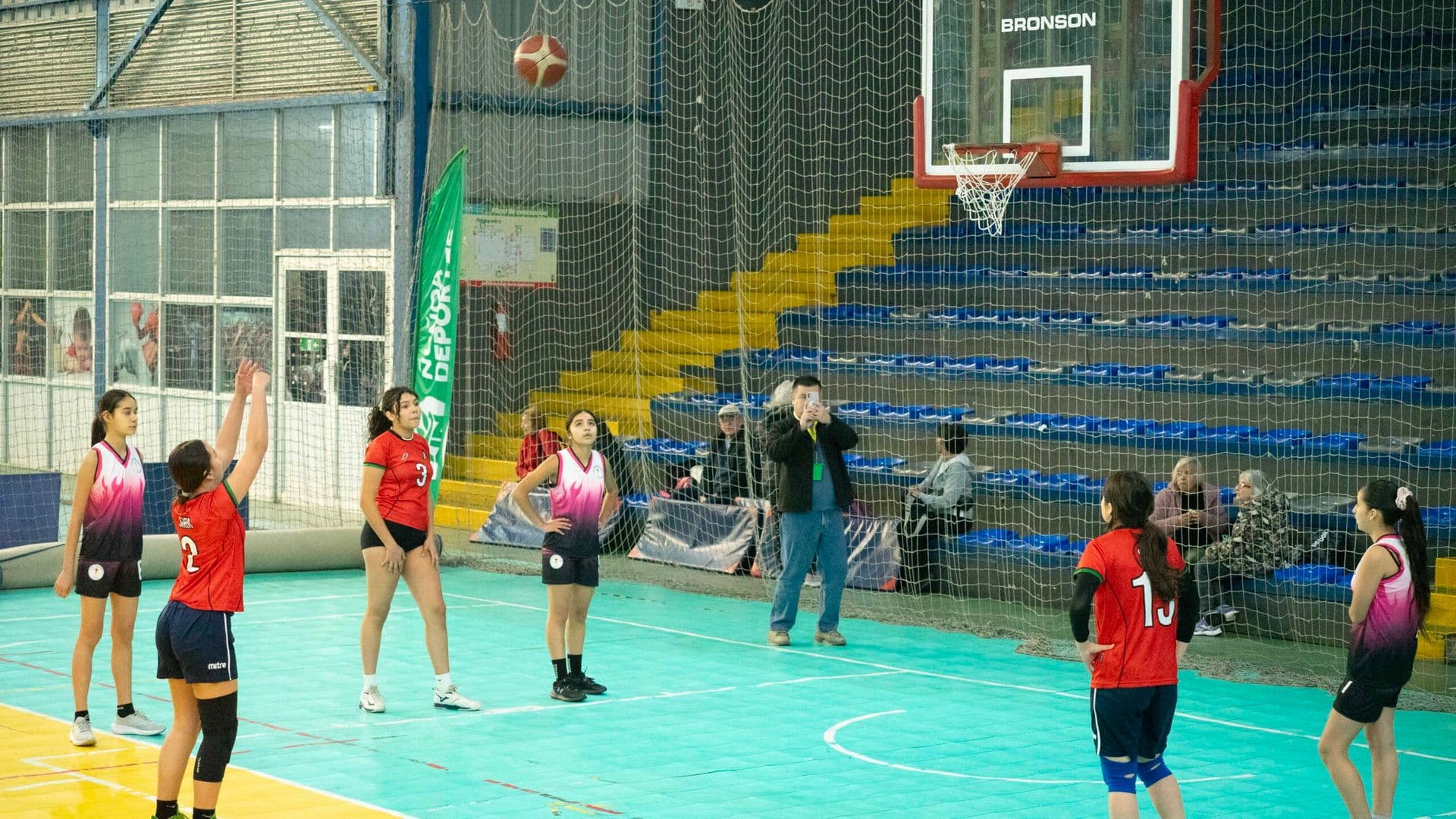 Liceo Augusto D’halmar y Colegio República de Siria avanzan en el Básquetbol Sub 14