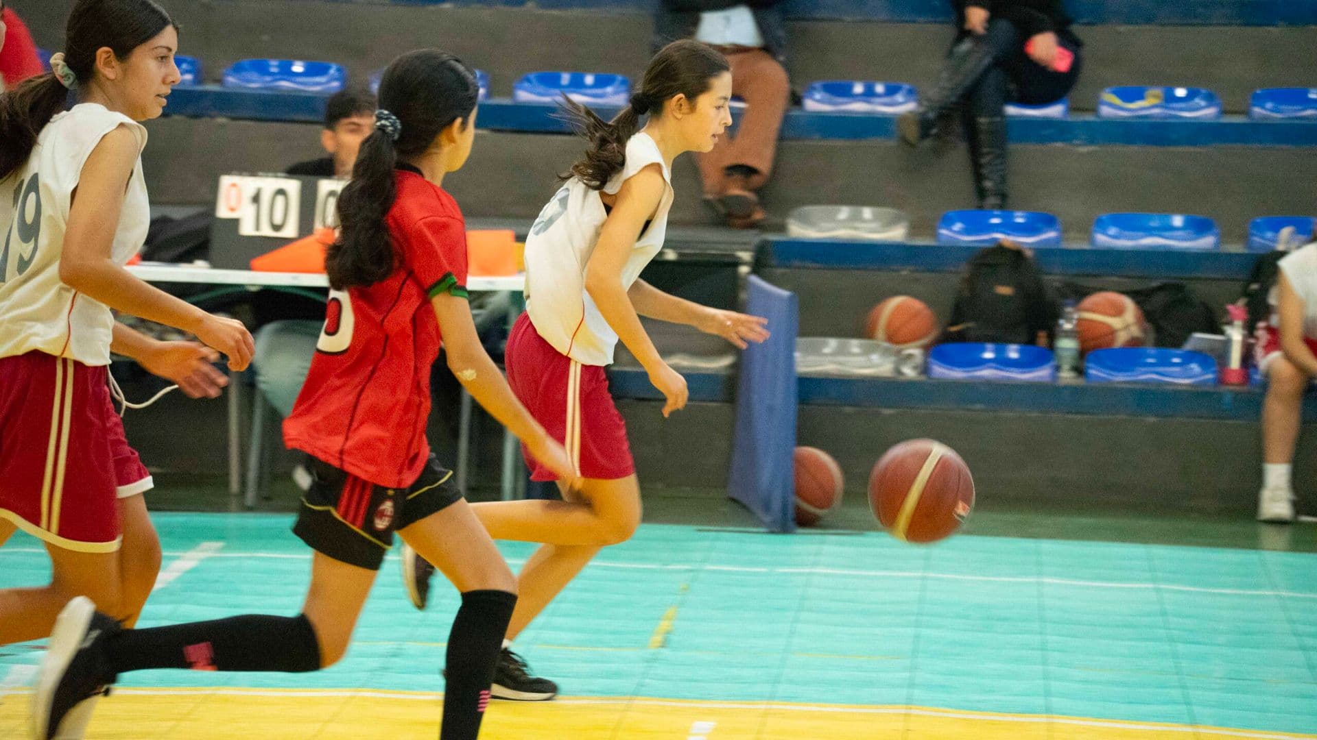 Liceo Augusto D’halmar y Colegio República de Siria avanzan en el Básquetbol Sub 14