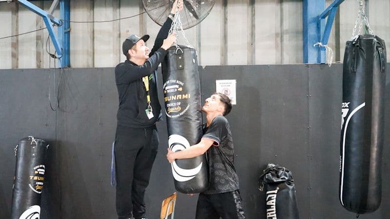 Ihcer Sport donó ocho sacos de boxeo a Ñuñoa Deportes