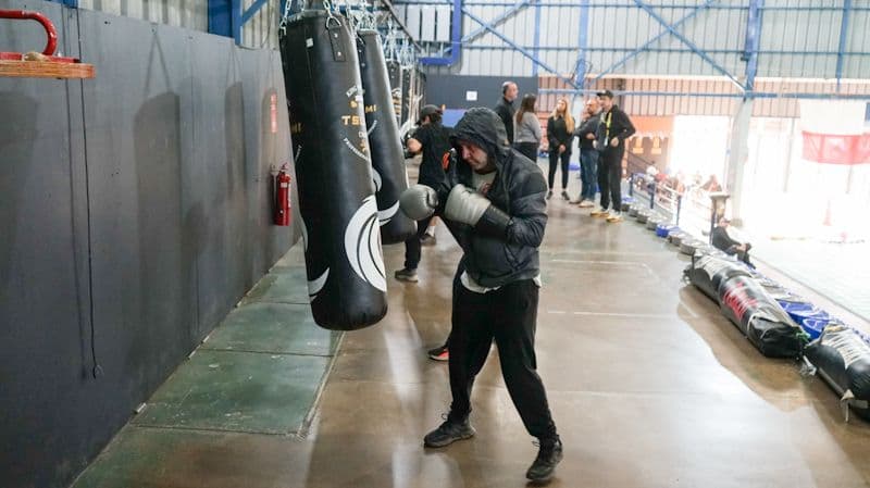 Ihcer Sport donó ocho sacos de boxeo a Ñuñoa Deportes