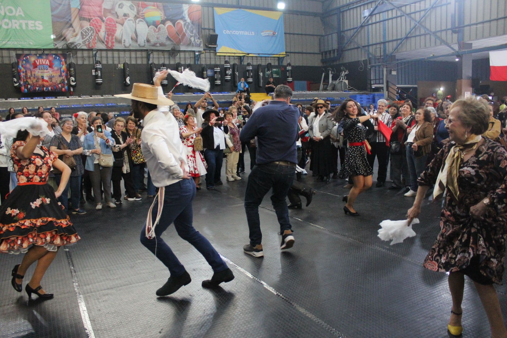 Más de 500 adultos mayores participaron en la tradicional “Fonda Deportiva” de Ñuñoa